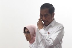 Indonesian President Joko Widodo arrives with Sripeni Inten Cahyani, PLN's acting CEO, during a visit at PT Perusahaan Listrik Negara (PLN) headquarters, after a power blackout in Jakarta, Indonesia, Aug. 5, 2019. (Antara Foto/Akbar Nugroho Gumay)