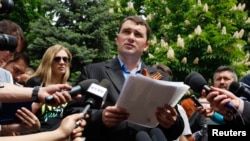 Ketua komite pemilu lokal Alexander Malykhin mengumumkan hasil referendum mengenai status wilayah Luhansk di Luhansk (12/5). (Reuters/Valentyn Ogirenko)