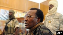 资料照片：乍得总统代比在恩贾梅纳会晤了法国国防部长后举行记者会。(2008年2月6日)