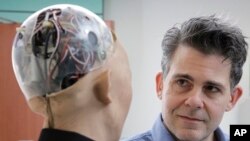 រូបឯកសារ៖ លោក David Hanson ស្ថាបនិកក្រុមហ៊ុន Hanson Robotics បាននិយាយជាមួយមនុស្សយន្តរបស់ក្រុមហ៊ុនរបស់គាត់ឈ្មោះ​ សូហ្វីយ៉ា ដែលជាមនុស្សយន្តបំពាក់ដោយបញ្ញានិម្មិត AI នៅហុងកុង។ ថ្ងៃទី ២៨ ខែកញ្ញាឆ្នាំ ២០១៧។ (AP Photo/Kin Cheung)