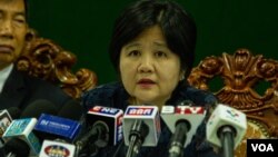 រូបឯកសារ៖ អ្នកស្រី​ ឱ វណ្ណឌីន អ្នក​នាំពាក្យ​ក្រសួង​សុខាភិបាល​ថ្លែង​នៅក្នុងសន្និសីទ​សារព័ត៌មាន​ ដើម្បី​បំភ្លឺសំណួរ​ពាក់ព័ន្ធ​នឹង​ជំងឺ និង​ការ​ធ្វើតេ​ស្តកូវីដ​១៩ (Covid-19) កាលពី​ថ្ងៃទី​០៥ ខែកុម្ភៈ ឆ្នាំ២០២០ នៅ​ក្រសួង​សុខាភិបាល។ (ទុំ ម្លិះ/វីអូអេ)