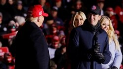 Predsednik Tramp, njegov zet i visoki savetnik Džered Kušner i ćerke Ivanka i Tifani na bini na regionalnom aerodromu u Kenoši u Viskonsinu. 2. novembra 2020.