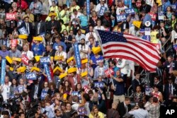 미국 필라델피아에서 열린 2016년 민주당 전당대회에서 지지자들이 깃발과 플래카드를 들고 있다. (자료사진)