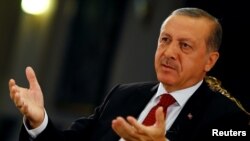 លោក​​ប្រធានាធិបតី Tayyip Erdogan របស់​តួកគី​ផ្តល់​បទសម្ភាសន៍​ដល់​សារព័ត៌មាន​ Reuters នៅ​វិមាន​ប្រធានាធិបតី ក្នុង​ក្រុង​អង់ការ៉ា កាលពី​ថ្ងៃទី២១ ខែកក្កដា ឆ្នាំ២០១៦។