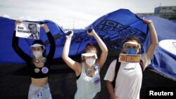 2021년 5월 29일 브라질 수도 브라질리아에서 사람들이 보우소나루 대통령에 반대하는 시위를 하고 있다.