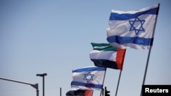 Arhiva - Nacionalne zastve Izraela i Ujedinjenih Arapskih Emirata vijore se duž autoputa the agreement to formalize ties between the two countries, in Netanya, Israel, Aug. 17, 2020. 