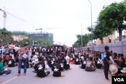 ក្រុម​អ្នក​តវ៉ា​មក​ពី​សហគមន៍​ ដែល​មាន​ជម្លោះ​ដី​ធ្លី​ប្រមាណ​១០០០​នាក់​ នៅ​ក្នុង​រាជធានី​ភ្នំពេញ​ បាន​ហែ​ញតិ្ត​ទៅ​ដាក់​រដ្ឋ​សភាជាតិ​ ក្នុង​ឱកាស​ទិវា​លំនៅដ្ឋាន​ពិភពលោក​ខួប​លើក​ទី​៣០ កាល​ពី​ថ្ងៃ​ទី​៥ ខែ​តុលា ឆ្នាំ​២០១៥។