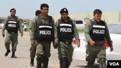 កង​កម្លាំង​សមត្ថ​កិច្ច​ប្រមាណ​១០០០នាក់​​​​ល្បាត​នៅ​ថ្ងៃអង្គារ​ទី​១៤​មិថុនា​ឆ្នាំ​២០១៦​​ នៅផ្លូវ​៦០​មែត្រ​ ​សង្កាត់​ចាក់អង្រែ​ក្រោម​រាជធានី​ភ្នំពេញ​ ចម្ងាយ​ប្រមាណ​ជាង​៦០០​ម៉ែត្រ​ពី​ទីស្នាក់ការ​កណ្ដាល​គណបក្ស​ប្រឆាំង។ (ឡេង ឡែន/វីអូអេខ្មែរ) 