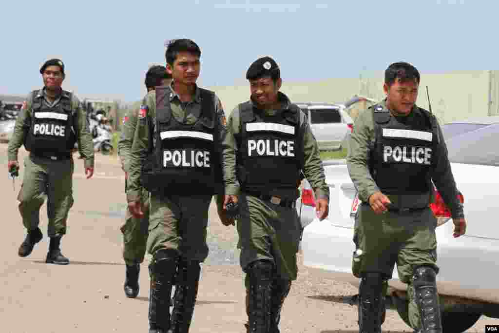 កង​កម្លាំង​សមត្ថ​កិច្ច​ប្រមាណ​១.០០០នាក់​​​​ល្បាត​ធ្វើការ​ល្បាត​នៅ​ថ្ងៃអង្គារ​ ទី​១៤​ ខែមិថុនា ​ឆ្នាំ​២០១៦​​ លើ​ផ្លូវ​៦០​ម៉ែត្រ​ ​សង្កាត់​ចាក់អង្រែ​ក្រោម ​ខណ្ឌ​មានជ័យ​ ដែល​មាន​ចម្ងាយ​ប្រមាណ​ជាង​៦០០​ម៉ែត្រ​ពី​ទីស្នាក់ការ​កណ្ដាល​គណបក្ស​ប្រឆាំង។ (ឡេង ឡែន/VOA)