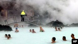 چشمه آب گرم مشهور «بلو لاگون» به خاطر خطر فوران آتشفشان تعطیل شد