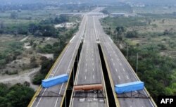 지난 7일 베네수엘라 국가수비대가 콜롬비아 국경도시인 쿠쿠타와 베네수엘라 우레나를 연결하는 티엔디타스 다리에 유조 탱크와 화물 컨테이너 2개를 배치했다. 니콜라스 마두로 베네수엘라 대통령은 국제사회의 해외원조를 '정치 쇼'로 규정하고 이를 받아들일 계획이 없다고 말했다.