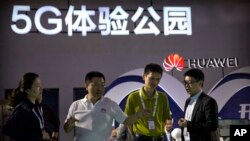 Iklan jaringan 5G Huawei pada sebuah pameran teknologi di Beijing, China (foto: ilustrasi).