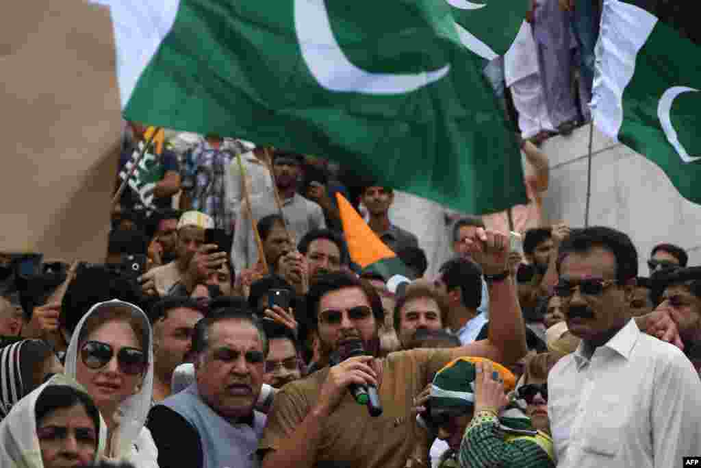 پاکستان کے کھلاڑیوں اور فن کاروں نے بھی اس احتجاج میں حصہ لیا۔ اسٹار کرکٹر شاہد آفریدی نے مزارِ قائد پر احتجاج میں شرکت کی۔