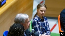 Aktivis lingkungan Swedia, Greta Thunberg, mendengarkan Sekretaris Jenderal PBB, Antonio Guterres, di KTT Iklim, markas PBB, 21 September 2019. (Foto: AP/ Eduardo Munoz Alvarez)