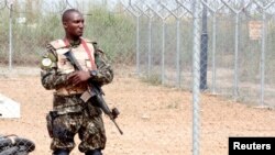 Un membre des forces de sécurité tient une garde à l'aéroport à Bouake, Côte d'Ivoire, le 31 janvier 2017.