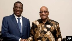 Emmerson Mnangagwa, ancien vice-président du Zimbabwe, à gauche, serre la main du président sud-africain Jacob Zuma lors d'une courte visite à Pretoria, Afrique du Sud, 22 novembre 2017. 