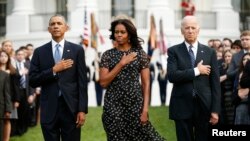 Dari kiri: Presiden AS Barack Obama, Ibu Negara Michelle Obama dan Wakil Presiden Joe Biden memimpin upacara peringatan 13 tahun tragedi serangan teroris 11 September, di Gedung Putih, Washington dengan mengheningkan cipta untuk menghormati para korban (11/9).