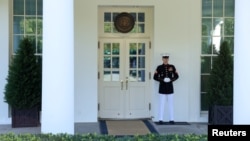Seorang marinir berjaga di West Wing, yang menjadi penanda bahwa Presiden Donald Trump sedang bekerja di ruang kerjanya Oval Office, di Gedung Putih, Washington, Rabu, 7 Oktober 2020. Trump menghindari tampil di publik karena masih proses pemulihan dari C