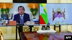 រូបឯកសារ៖ នាយករដ្ឋមន្រ្តីកម្ពុជាលោក ហ៊ុន សែន (ឆ្វេង) និងមេដឹកនាំ​យោធា​មីយ៉ាន់ម៉ា​លោក Min Aung Hlaing (ស្តាំ) ក្នុង​អំឡុង​កិច្ចប្រជុំ​របស់​ពួកគេ​តាម​ប្រព័ន្ធ​វីដេអូ​អនឡាញ​នៅ​ទីស្តីការ​នាយក​រដ្ឋមន្រ្តី​ក្នុង​ក្រុង​តាខ្មៅ ខេត្តកណ្តាល​នៃ​ប្រទេស​កម្ពុជា នៅ​ថ្ងៃទី២៦ ខែមករា ឆ្នាំ២០២២។