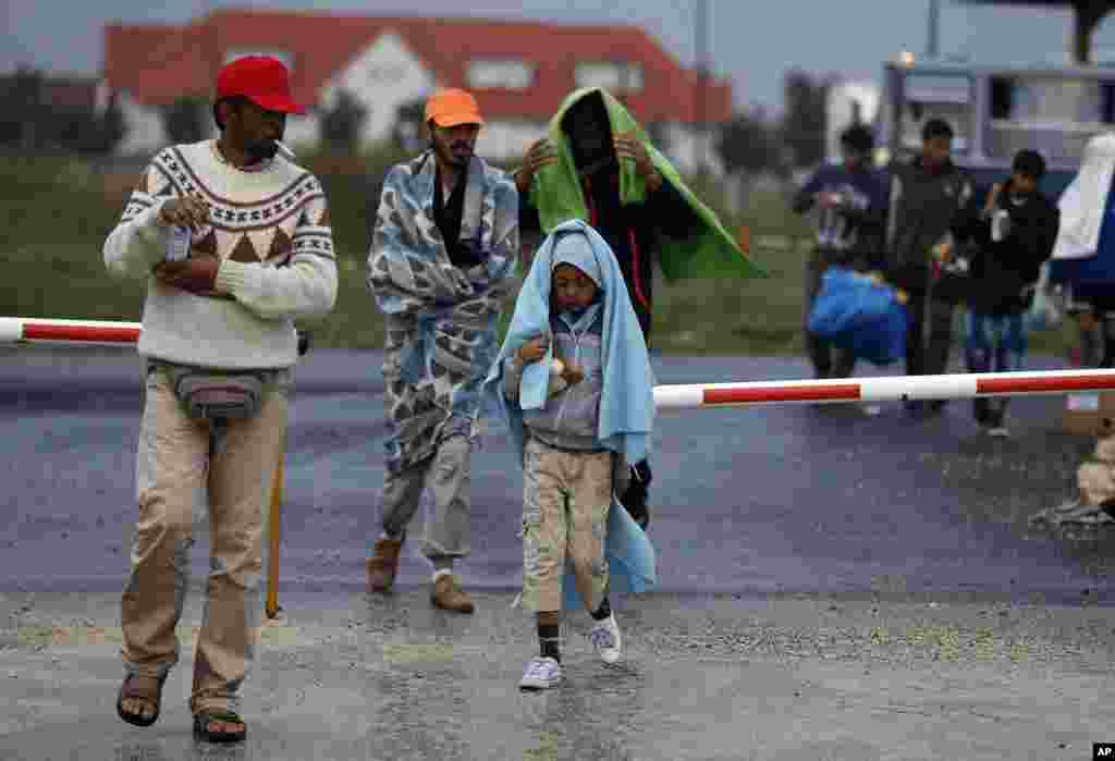Migrants arrive at the Hungarian-Austrian border in Nickelsdorf, Austria, Sept. 5, 2015. 