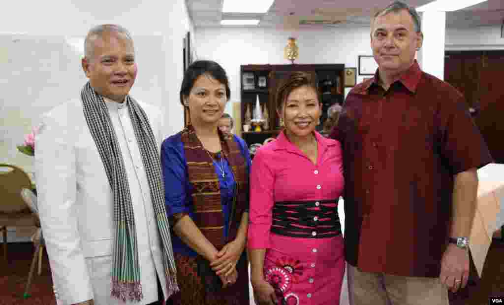 លោក William Heidt &nbsp;ឯកអគ្គរដ្ឋ​ទូតអាមេរិក​ប្រចាំ​ប្រទេស​កម្ពុជា និង​ភរិយា​ អ្នកស្រី Sotie Heidt ថត​រូប​អនុ​ស្សារីយ៍​ជា​មួយ​ពលរដ្ឋ​ខ្មែរ​អាមេរិកាំងក្នុង​ជំនួប​ក្រៅ​ផ្លូវ​ការ​មួយ​នៅ​វត្ត​ពុទ្ធិការាម រដ្ឋ​ Maryland នៅ​ថ្ងៃទី២៣ ខែ​កក្កដា ឆ្នាំ២០១៧។ (ណឹម សុភ័ក្រ្តបញ្ញា/VOA)