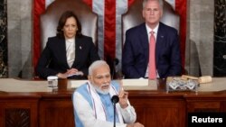 나렌드라 모디(가운데) 인도 총리가 22일 미 상∙하원 합동의회에서 연설하고 있다. 왼쪽은 카멀라 해리스 미 부통령, 오른쪽은 케빈 매카시 하원의장.