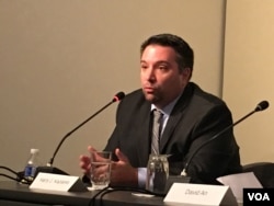 《国家利益》杂志资深编辑哈利·卡扎尼斯 (美国之音钟辰芳拍摄)