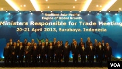 Para menteri perdagangan APEC berfoto bersama seusai pertemuan di Surabya, 21 April 2013 (VOA/Petrus Rizki).