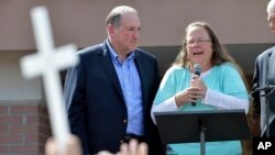 Rowan County Clerk Kim Davis, with Republican presidential candidate Mike Huckabee at her side, speaks after being released from the Carter County Detention Center in Grayson, Kentucky, Sept. 8, 2015.