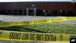 25일 미국 델라웨어주 윌밍턴의 한 우체국에서 조 바이든 전 부통령 주소로 보내진 폭발물 의심 소포가 발견됐다. 우체국 주변에 경찰 통제선이 설치되어 있다.