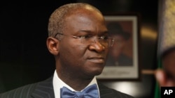 Mr. Babatunde Fashola, ministan makamashi da ayyuka da samar da gidaje (Ma'aikatarsa ce ke da hakin gina hanyoyi tare da kula dasu)