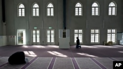 Musulmans priant dans une mosquée d'Amsterdam, Pays-Bas, le 13 mars 2017. 