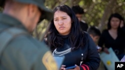 미국과 멕시코 국경 근처에서 체포된 멕시코 여성이 미국 국경순찰대원의 조사에 응하고 있다.(자료사진)