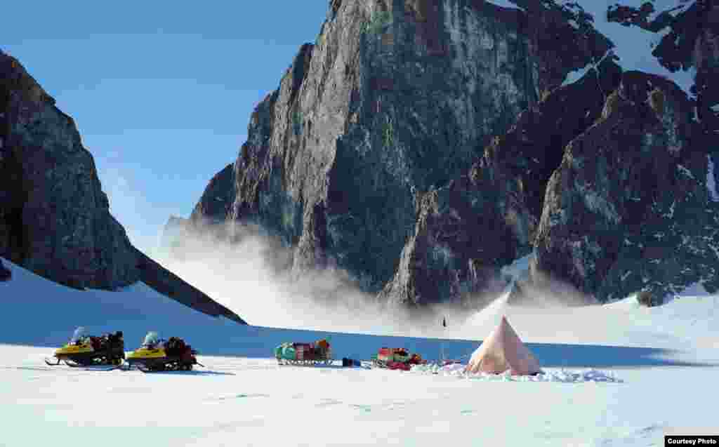 A British Antarctic Survey two-man field camp next to The Obelisk on Alexander Island, Antarctic Peninsula. (Image courtesy of Hamish Pritchard, British Antarctic Survey)