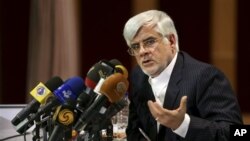 Mantan wakil Presiden Iran, Mohammad Reza Aref, saat mengumumkan pencalonan dirinya sebagai Capres Iran untuk Pilpres 14 Juni mendatang (Foto: dok). Televisi Pemerintah Iran menghentikan siaran kampanyenya dengan alasan masalah teknis, setelah ditayangkan selama 15 menit.