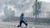 Un Palestinien lance une une pierre lors des affrontements contre les forces de sécurité israéliennes dans la ville de Bethléem, Cisjordanie, 31 mars 2018.