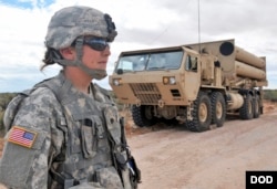 미군의 고고도 미사일 방어체계 사드(THAAD) 발사대와 미군. 미 국방부 제공 사진.