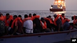 Para migran Afrika yang berusaha menyeberangi Laut Tengah (foto: dok). 