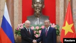Presiden Rusia Vladimir Putin dan Presiden Vietnam To Lam dalam kunjungan resmi di Istana Kepresidenan Vietnam di Hanoi, 20 Juni 2024. (Sputnik/Kristina Kormilitsyna/Kremlin via REUTERS)