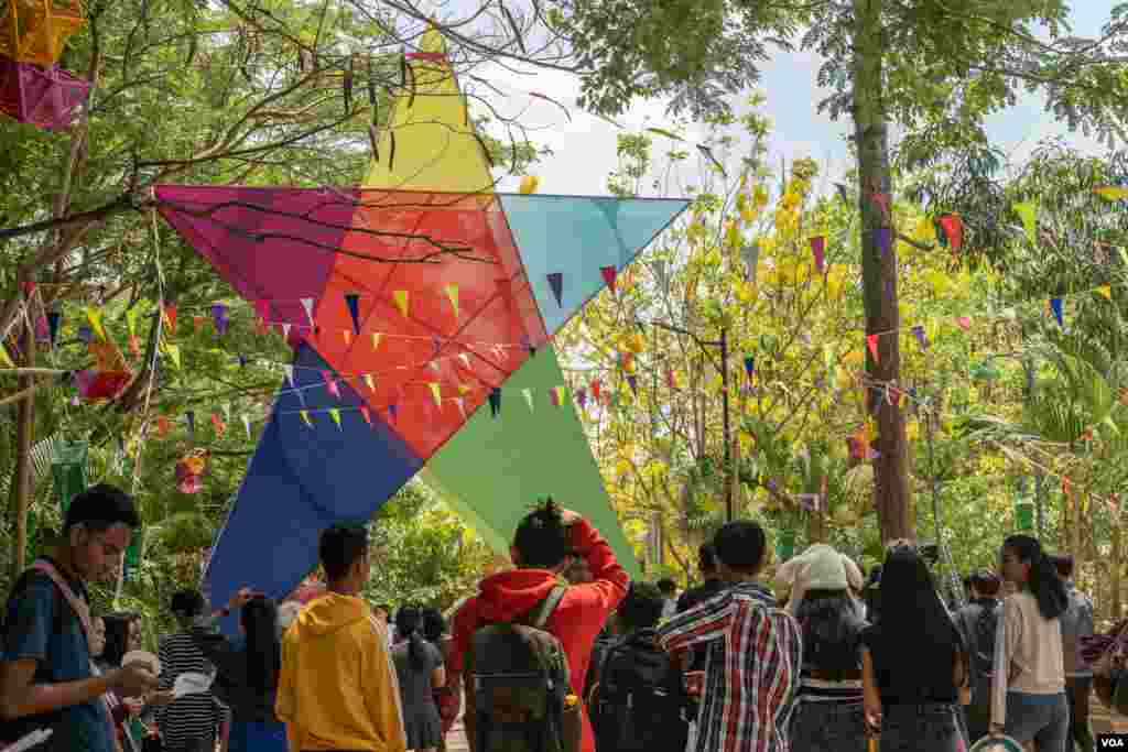 ទិដ្ឋភាព​ទូទៅនៅក្នុងកម្មវិធី​ «បុណ្យភូមិ» នៅវត្តព្រះធាតុ , នៅរាជ​ធានីភ្នំពេញ, នៅថ្ងៃទី០៥ ខែមេសា ឆ្នាំ២០១៩។ (ខាន់ សុគុំមនោ/VOA)