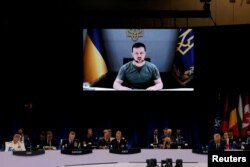 볼로디미르 젤렌스키(화면) 우크라이나 대통령이 29일 스페인 마드리드에서 개막한 북대서양조약기구(NATO·나토) 정상회의에 화상으로 참가하고 있다.
