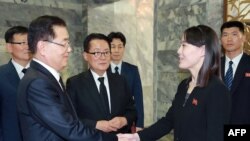 지난해 6월 정의용 청와대 국가안보실장과 박지원 김대중평화센터 부이사장이 판문점에서 김여정 북한 노동당 제1부부장으로부터 김정은 국무위원장이 이희호 전 김대중 대통령 부인의 유족에게 보내는 조화를 전달받았다.