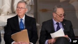 აშშ-ის სენატის უმრავლესობის ლიდერი მიტჩ მაკკონელი (მარცხნივ) და უმცირესობის ლიდერი ჩაკ შუმერი