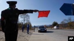 지난 10월 북한 강원도 원산으로 들어오는 차량을 신종 코로나바이러스 방역 요원이 통제하고 있다. 