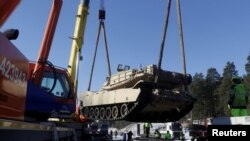 미국산 'M1 에이브럼스' 탱크가 북대서양조약기구(NATO·나토) 훈련을 위해 라트비아에 배치되고 있다. (자료사진)