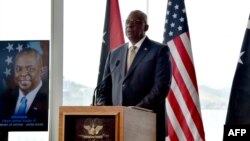 Menteri Pertahanan AS Lloyd Austin berbicara dalam konferensi pers dengan Perdana Menteri Papua Nugini James Marape di Port Moresby pada 27 Juli 2023. (Foto: AFP)