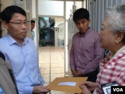 លោក​ស្រី​ ធីតា ឃិះ នាយិកា​ប្រតិបត្តិ​អង្គការ​សីលកា​ប្រគល់​ញត្តិ​ជូន​តំណាង​ស្ថានទូត​កូរ៉េ​ខាង​ត្បូង​នៅ​ក្នុង​ក្រុង​ភ្នំពេញ​កាល​ពី​ថ្ងៃ​ទី​២៣ ខែ​មករា ឆ្នាំ​២០១៤។ (វីអូអេ)