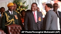 Emmerson Mnangagwa, au centre, à Harare, Zimbabwe, 24 novembre 2017.