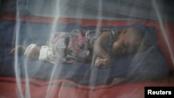 Un enfant sous une moustiquaire imprégnée en Somalie