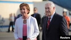 U.S. Secretary of State Rex Tillerson is welcomed by U.S. ambassador Roberta Jacobson as he arrives at Benito Juarez international Airport in Mexico City, Feb. 22, 2017. 